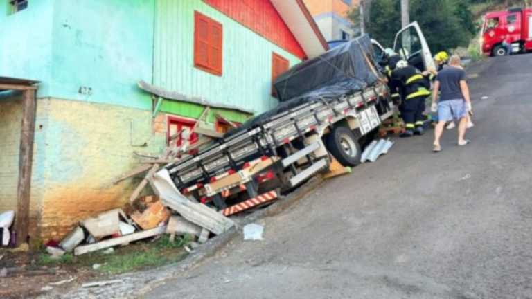 Caminhão perde força em subida e atinge residência em Concórdia