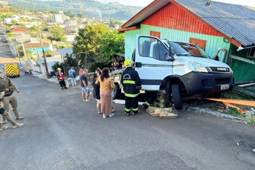 Acidente em Concórdia: caminhão perde força em subida, invade residência e deixa moradora ferida com quadro estável.