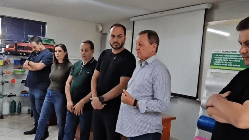 Imagem com Valdir Colatto, Carlos Bolsonaro, Carol de Toni de pé