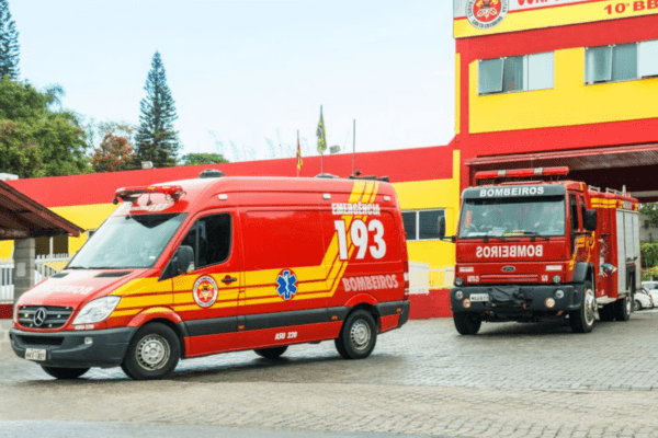 Imagem de uma ambulancia e atrás um caminhão dos bombeiros