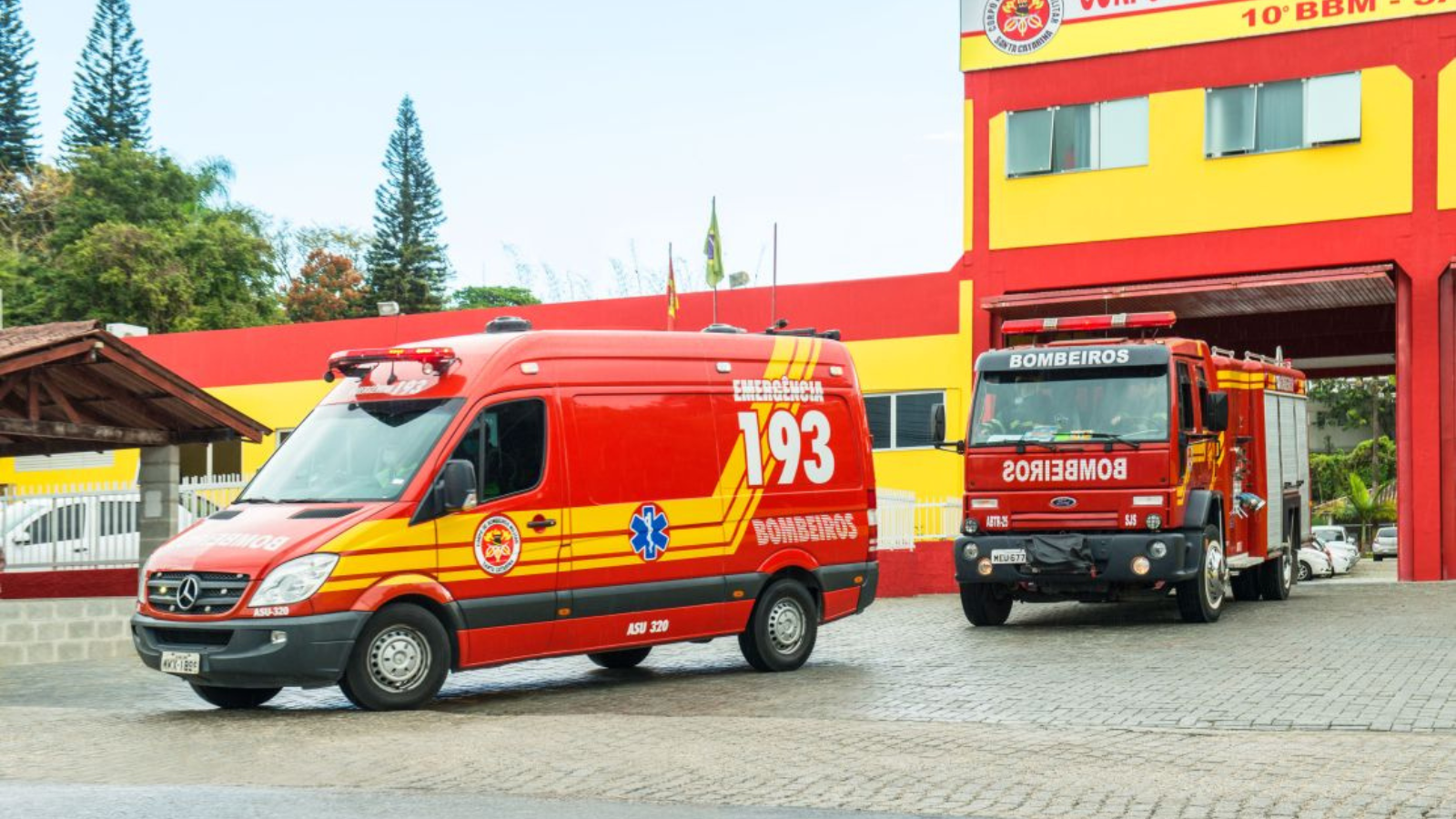 Imagem de uma ambulancia e atrás um caminhão dos bombeiros