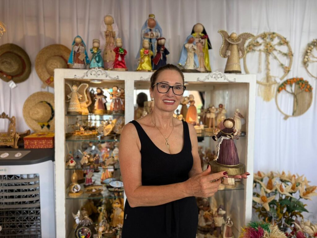 Artesã deXanxerê Vanir Zanin mostra seus bonecos de palha de milho
