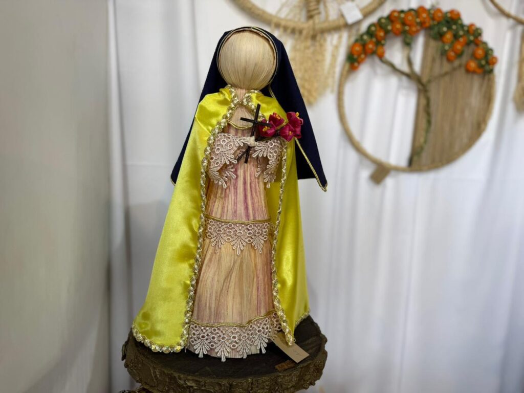 Bonecos de palha de milho da artesã de Xanxerê Vanir Zanin