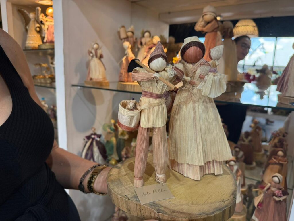 Bonecos de palha de milho da artesã de Xanxerê Vanir Zanin