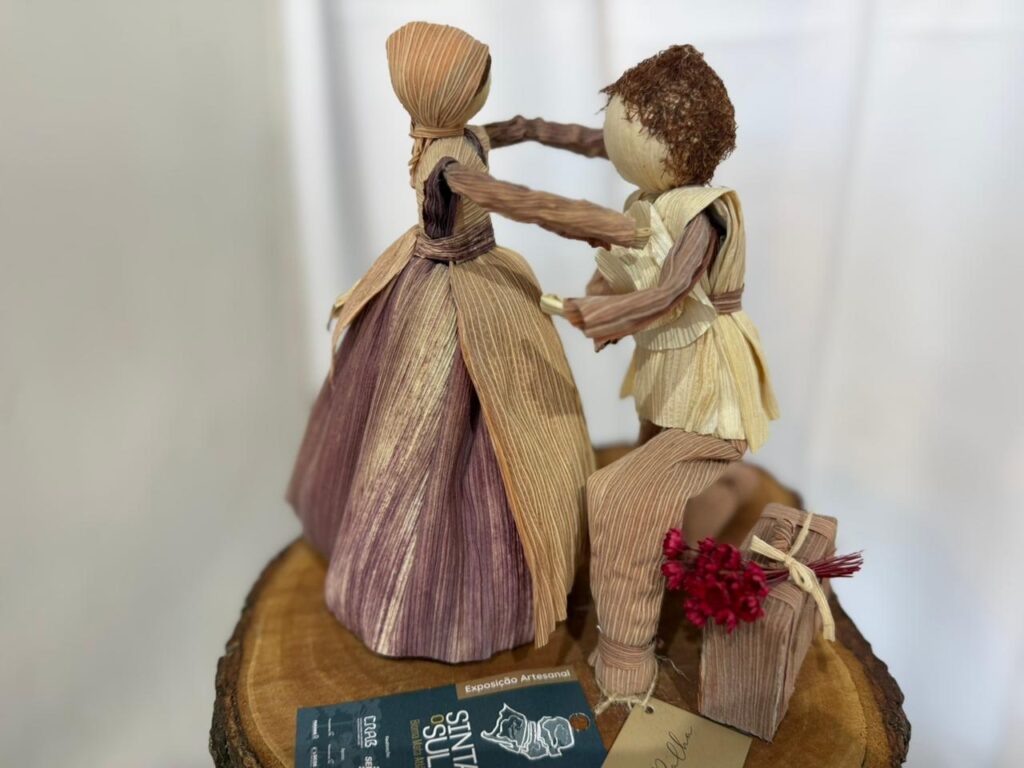 Bonecos de palha de milho da artesã de Xanxerê Vanir Zanin