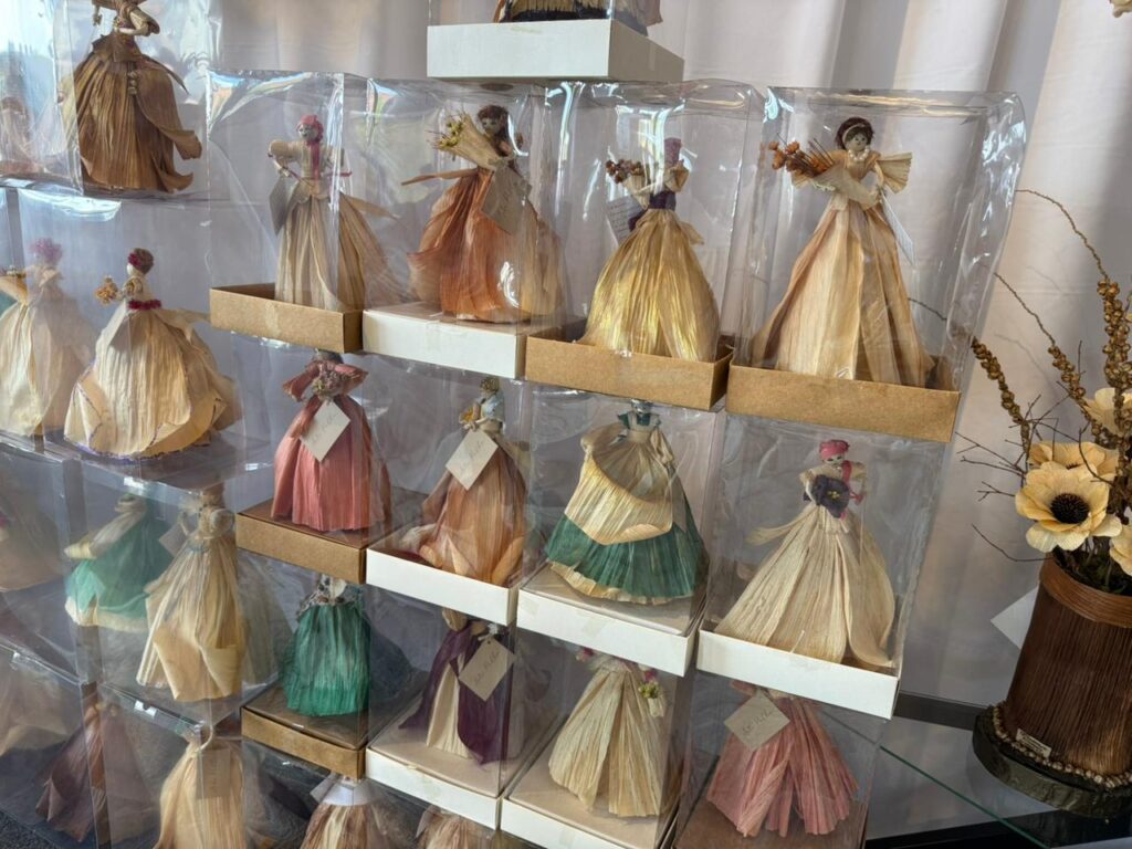 Imagens sacras de palha de milho da artesã de Xanxerê Vanir Zanin