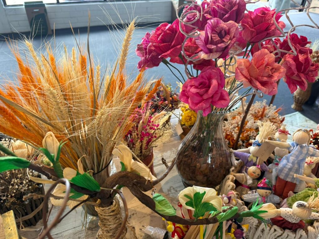 Flores de palha de milho da artesã de Xanxerê Vanir Zanin