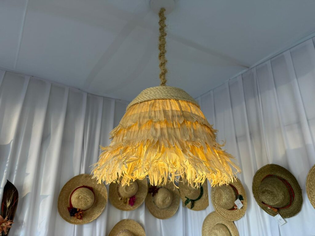 Luminária de palha de milho da artesã de Xanxerê Vanir Zanin