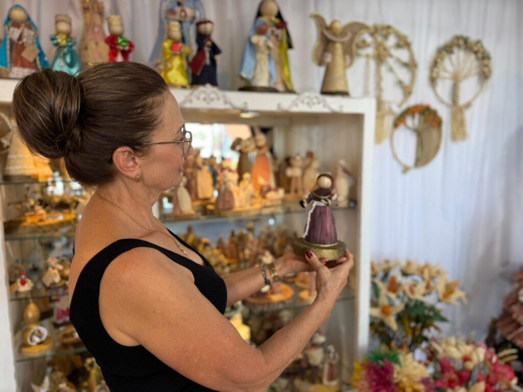 Artesã deXanxerê Vanir Zanin mostra seus bonecos de palha de milho