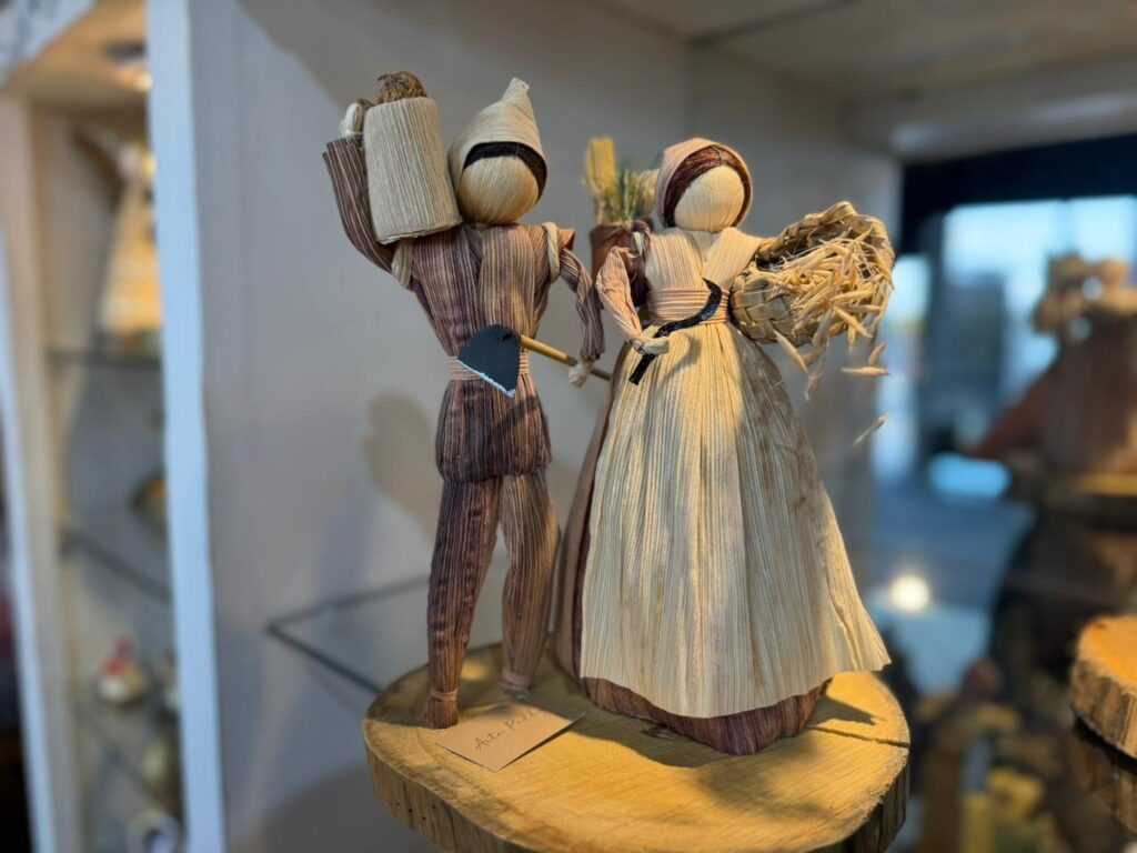 Bonecos de palha de milho da artesã de Xanxerê Vanir Zanin