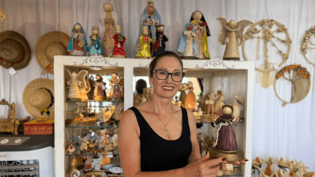 Artesã de Xanxerê Vanir Zanin mostra suas obras com palha de milho
