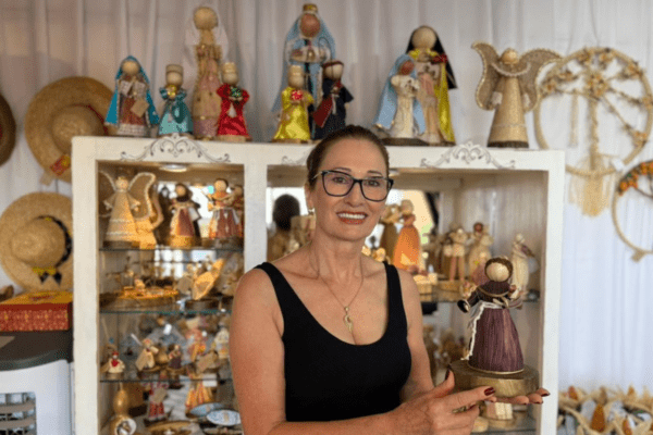 Artesã de Xanxerê Vanir Zanin mostra suas obras com palha de milho