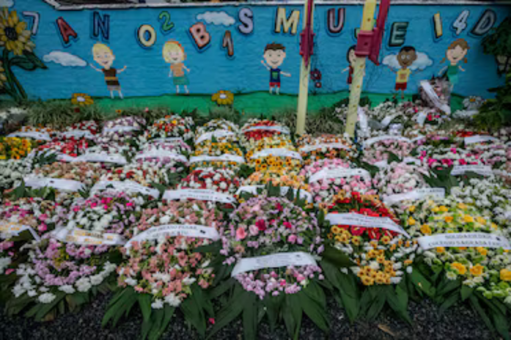 Frente da Creche Cantinho Bom Pastor, em Blumenau, com flores á frente.