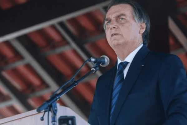 Imagem do ex-presidente Jair Bolsonaro discursando
