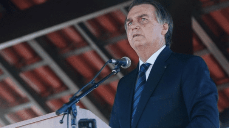 Bolsonaro necessita de atendimento médico e é internado em hospital Brasília