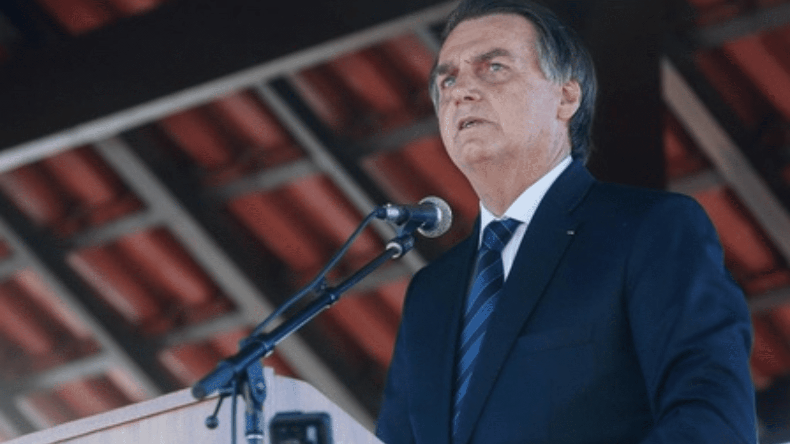 Imagem do ex-presidente Jair Bolsonaro discursando