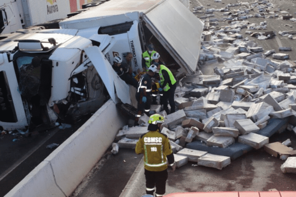 Caminhão tombado na BR-282 em Xanxerê com carga de frios espalhada pela pista.