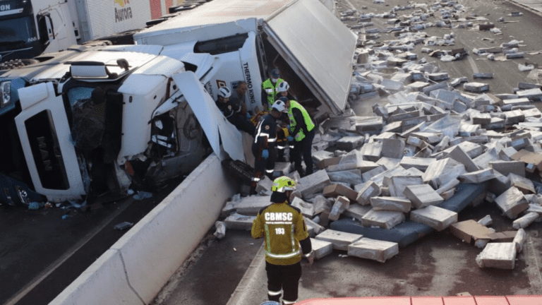 Carreta tomba na BR-282 em Xanxerê e carga provoca derramamento de diesel
