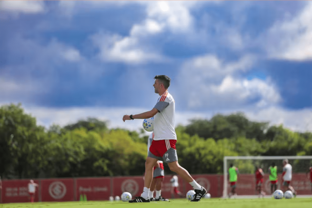 Jogador do Internacional em campo durante treinamento para jogo com Chapecoense