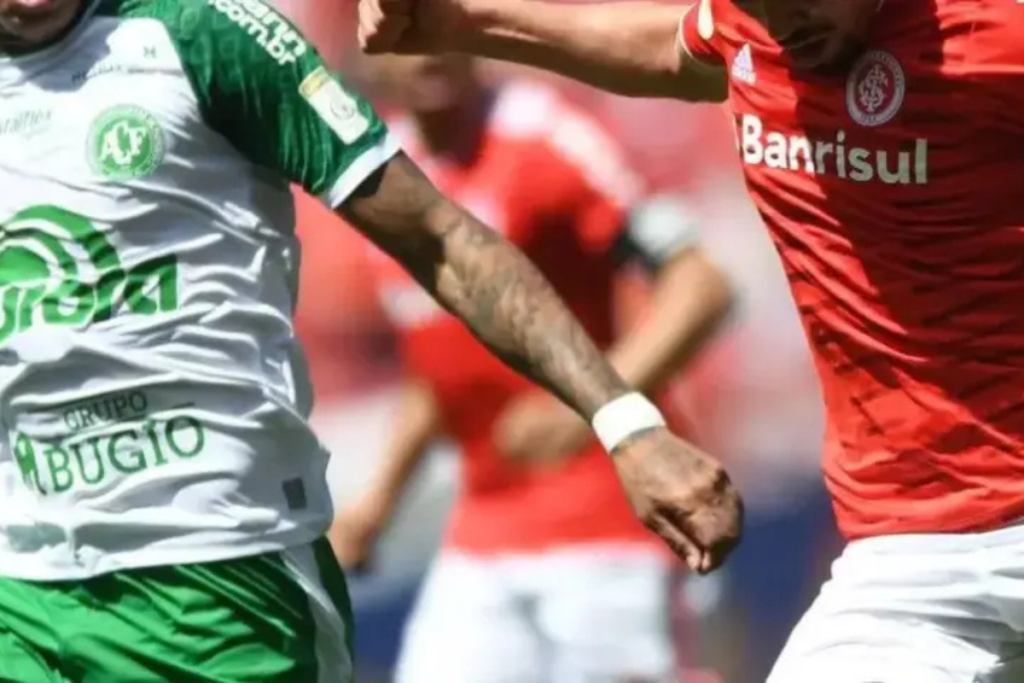 Jogadores em disputa durante jogo Chapecoense x Internacional.