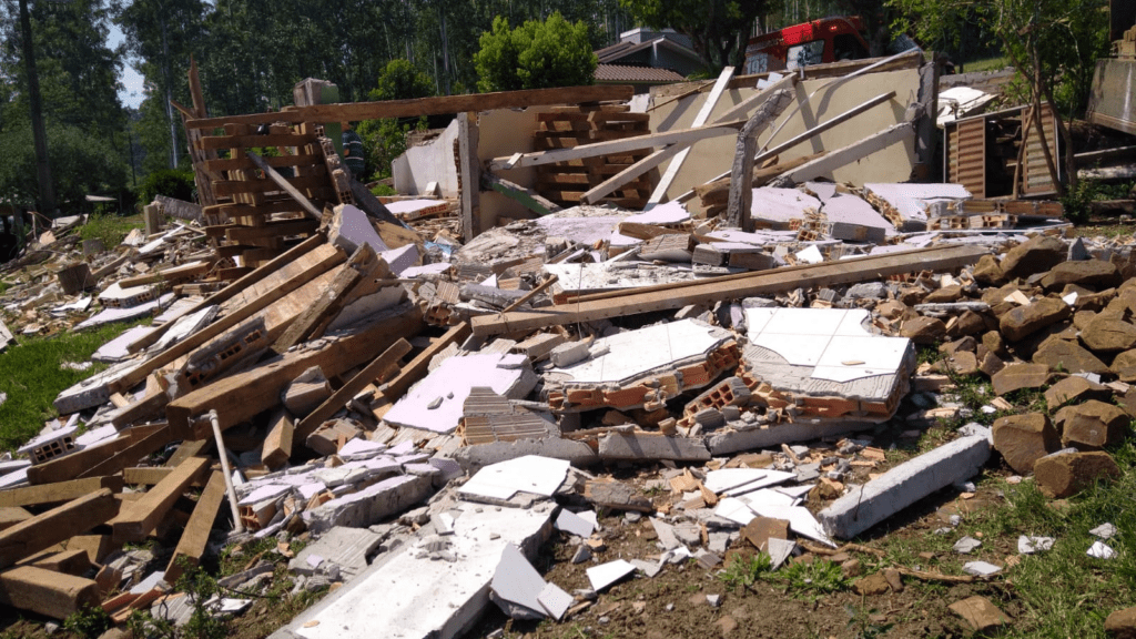 Casa completamente destruída po laje que desabou.
