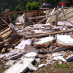 Casa completamente destruída po laje que desabou.