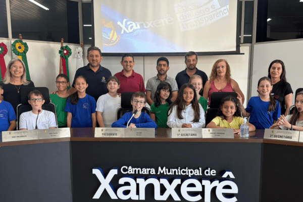 Estudantes da Escola Pequeno Príncipe ocupam tribuna na Câmara de Vereadores de Xanxerê em aula sobre rotina legislativa