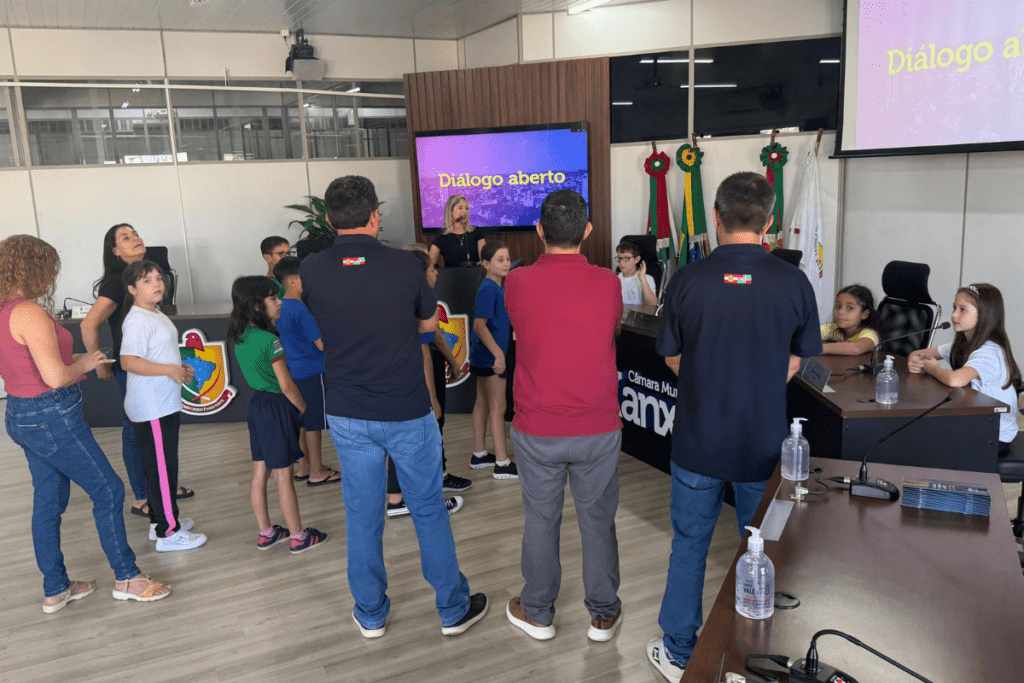 Alunos da Escola Pequeno Príncipe em visita á Camara de Vereadores de Xanxerê