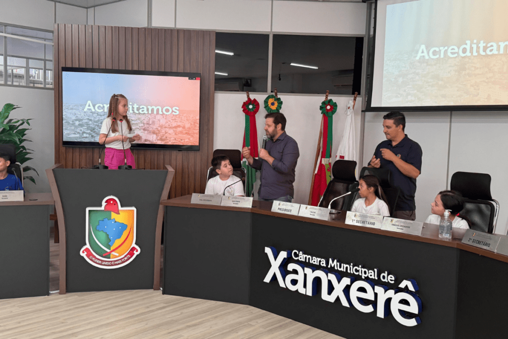 Alunos da Escola Pequeno Príncipe em visita á Camara de Vereadores de Xanxerê
