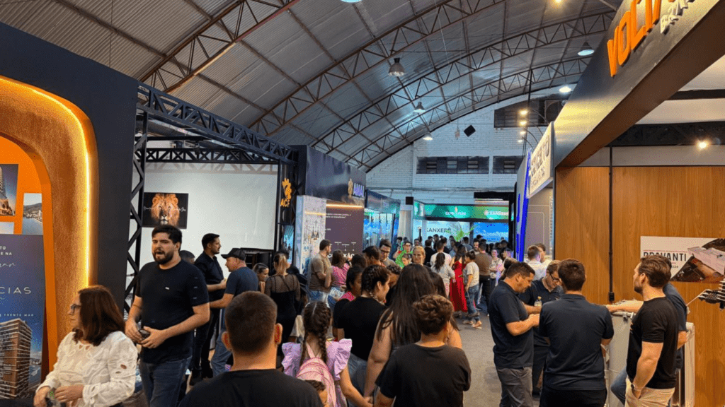 Imagem do pavilhão da ExpoFemi com os stands das empresas
