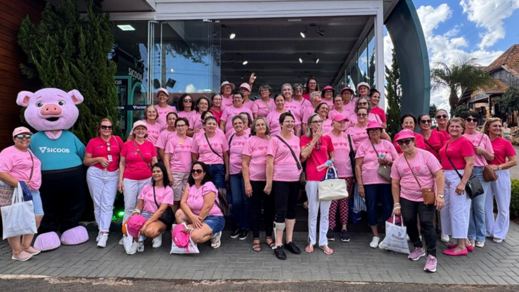Integrantes da Rede Feminina de Combate ao Câncer possam para foto na ExpoFemi 2026