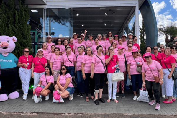 Integrantes da Rede Feminina de Combate ao Câncer possam para foto na ExpoFemi 2026
