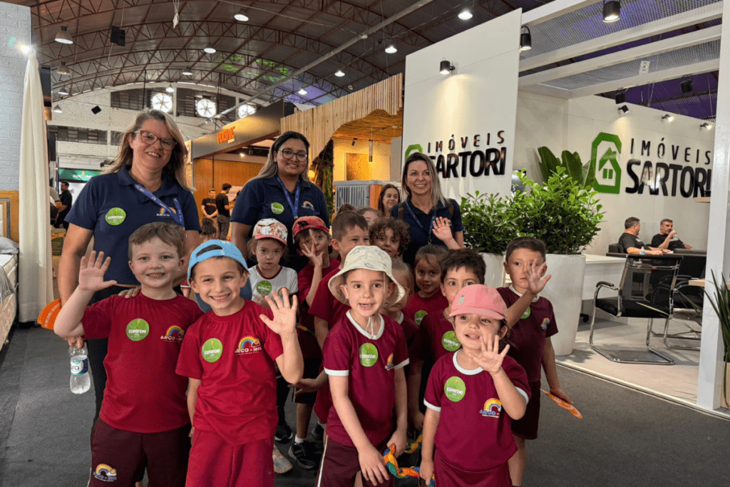 Alunos uniformizados passeiam pelos stands na ExpFemi 2026