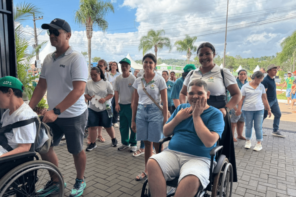 Integrantes da Apae empurram alunos cadeirantes na ExpoFemi 2026