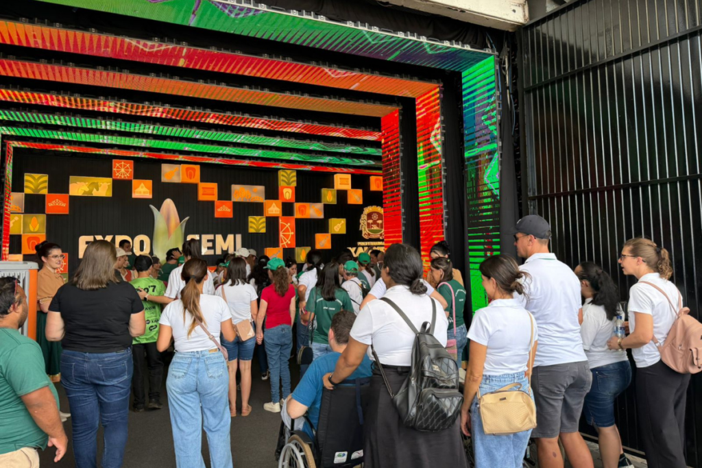 Integrantes e alunos da Apae entram na ExpoFemi 2026