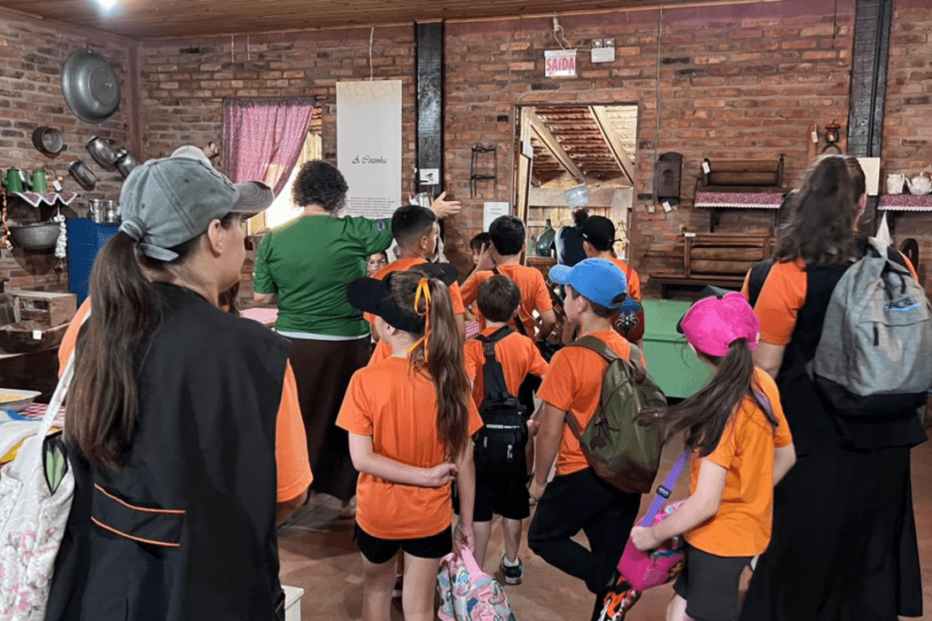 Alunos uniformizados passeiam pelo Museu do Milho na ExpFemi 2026