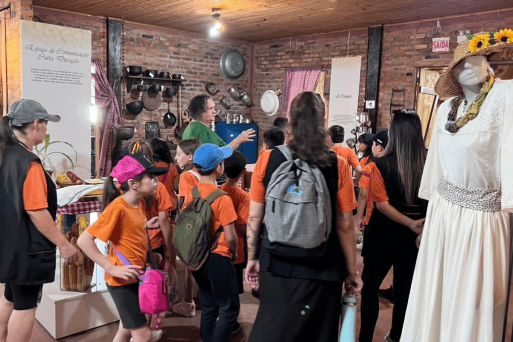 Alunos uniformizados passeiam pelo Museu do Milho na ExpFemi 2026