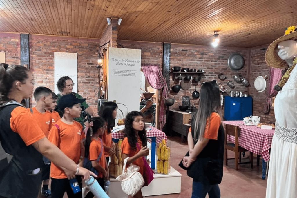 Alunos uniformizados passeiam pelo Museu do Milho na ExpFemi 2026