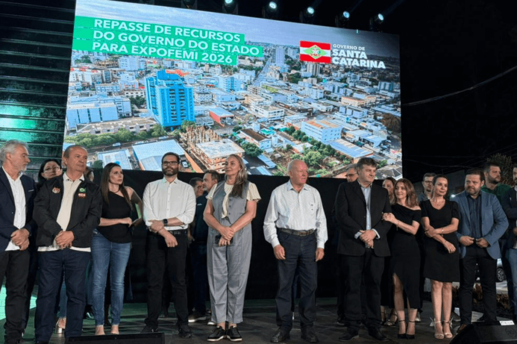 Palco da ExpoFemi 2026 em Xanxerê na abertura