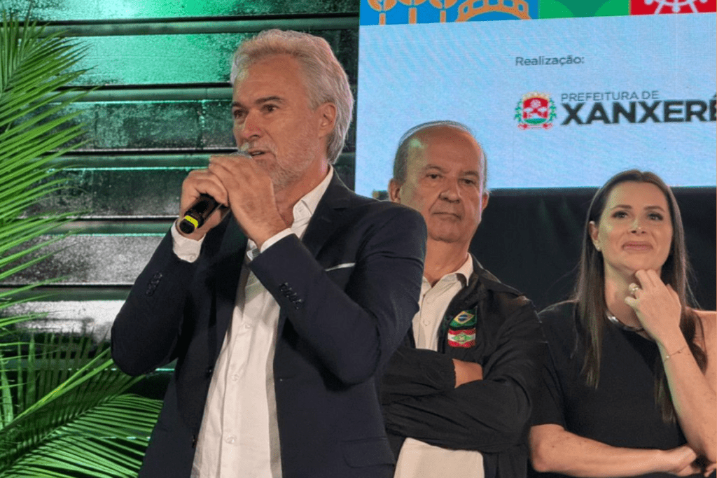Prefeito Oscar Martarello discursa na ExpoFemi 2026 em Xanxerê
