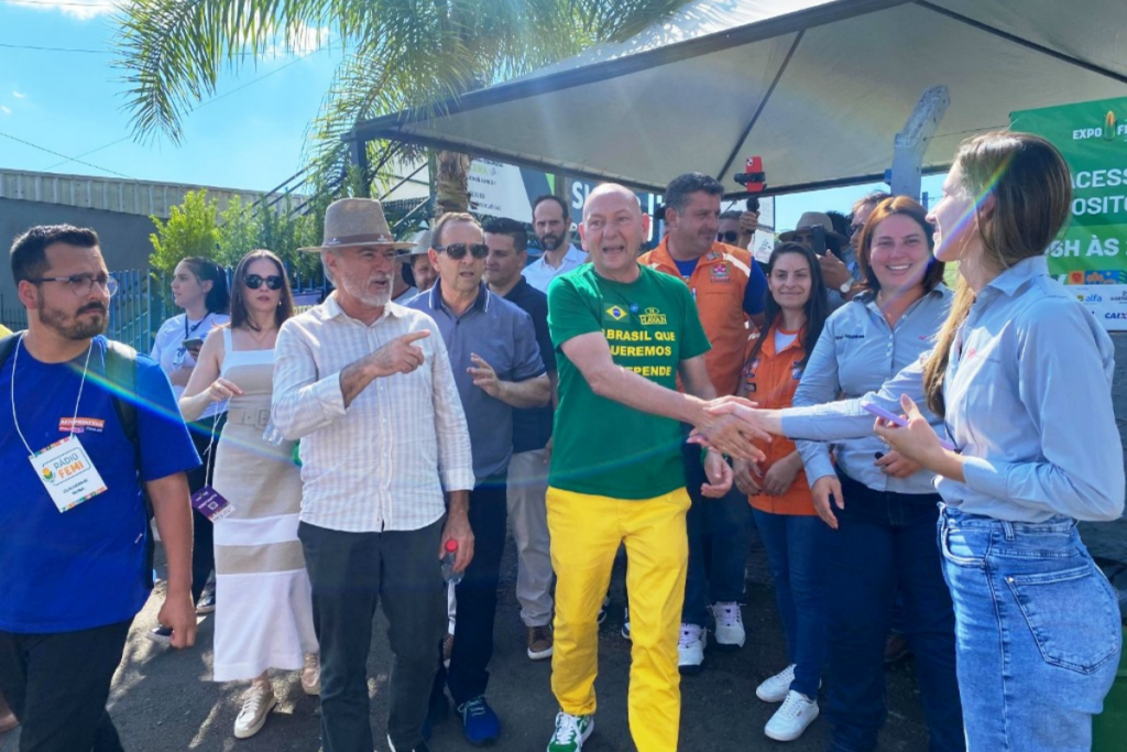 Luciano Hang cumprimentando populares em visita á ExpoFemi 2026