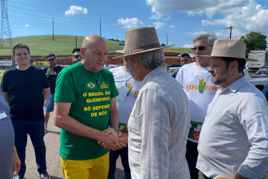 Luciano Hang cumprimenta prefeito de Xanxerê com vice-prefeito ao lado.
