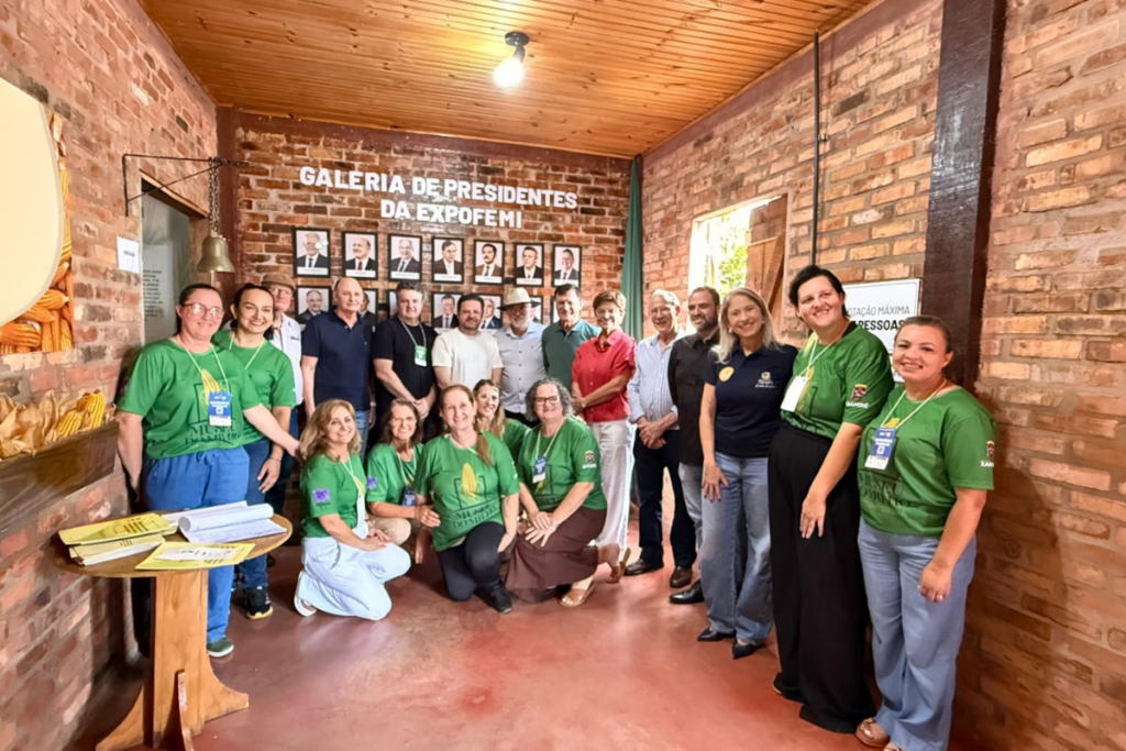 A cerimônia com autoridades, ex-presidentes e representantes do Museu do Milho na inauguração da galeria de ex-presidentes da ExpoFemi.