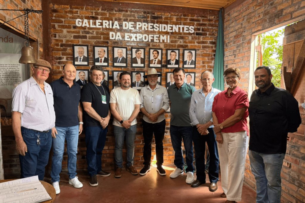 A cerimônia com autoridades, ex-presidentes e representantes do Museu do Milho na inauguração da galeria de ex-presidentes da ExpoFemi.
