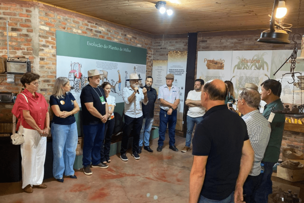 A cerimônia com autoridades, ex-presidentes e representantes do Museu do Milho na inauguração da galeria de ex-presidentes da ExpoFemi.