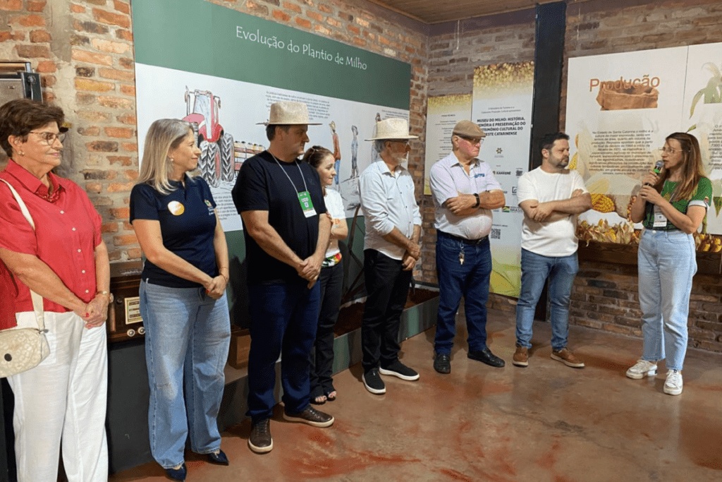A cerimônia com autoridades, ex-presidentes e representantes do Museu do Milho na inauguração da galeria de ex-presidentes da ExpoFemi.