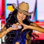 Foto cantora Ana Castela no palco em show.