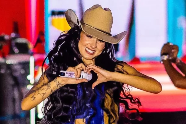 Foto cantora Ana Castela no palco em show.