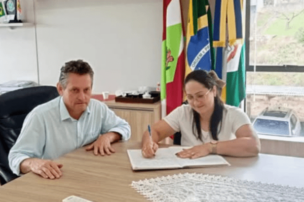 Imagem mostra a vice-prefeita de Ouro Verde, Giovana do Prado da Motta (União) assinando para assumir o executivo de Ouro Verde