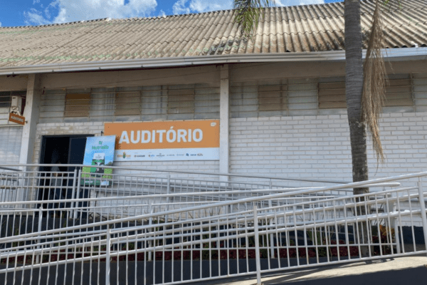 Fachada e entrada do Auditório do Parque Rovilho Bortoluzzi com escadaria a frente.